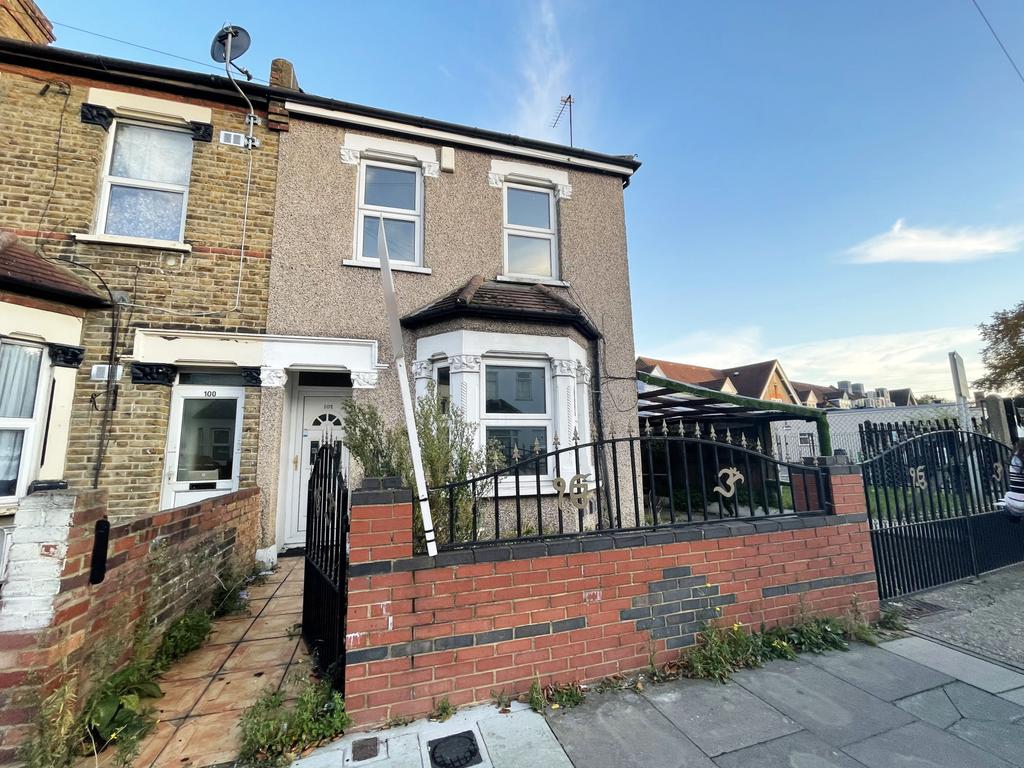 Martindale Road, Hounslow, TW4 3 bed terraced house - £499,950