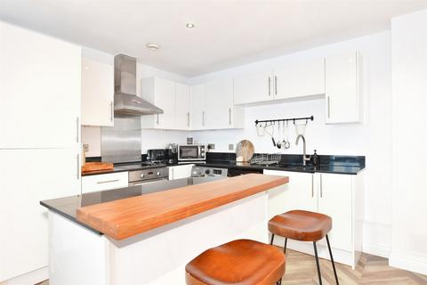 2 bedroom flat for sale, High Road, Loughton, Essex