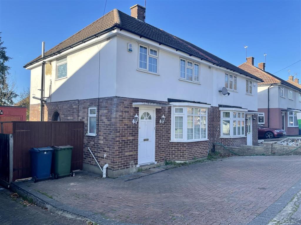 Marsh Lane, Stanmore 3 bed semidetached house £2,000 pcm (£462 pw)