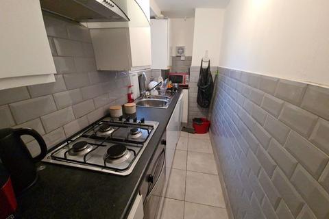 1 bedroom house to rent, Queens Road, Leeds