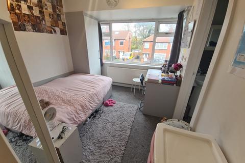 6 bedroom house to rent - St. Annes Drive, Leeds