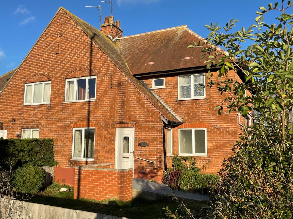 1 Sandbeck Avenue, Skegness, PE25 3PX 3 bed semidetached house £165,000