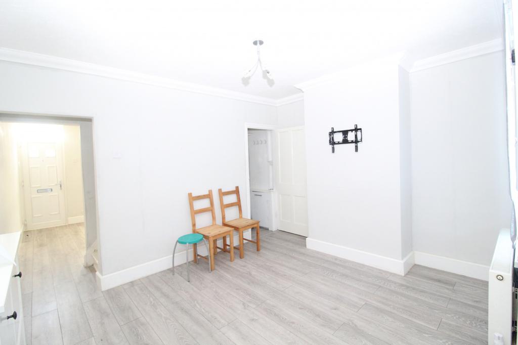 Baden Road, Gillingham, Kent, ME7 2 bed terraced house £995 pcm (£230 pw)