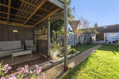 22 Bramley Close, Chertsey, KT16 8HJ