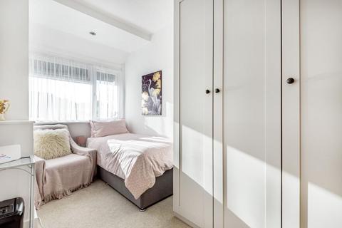 22 Bramley Close, Chertsey, KT16 8HJ