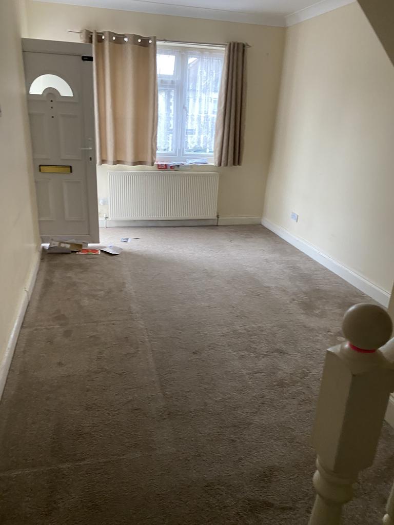 Westview Drive, Woodford Green IG8 2 bed terraced house £1,350 pcm (£