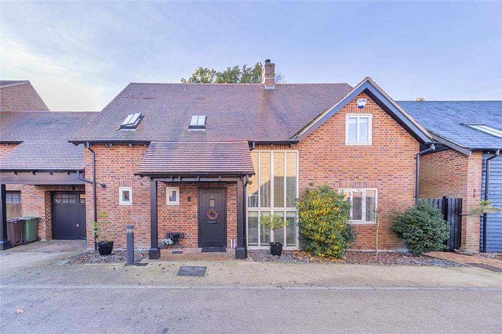 Geescroft Walk, Harpenden, Hertfordshire 4 bed semidetached house £4,500 pcm (£1,038 pw)
