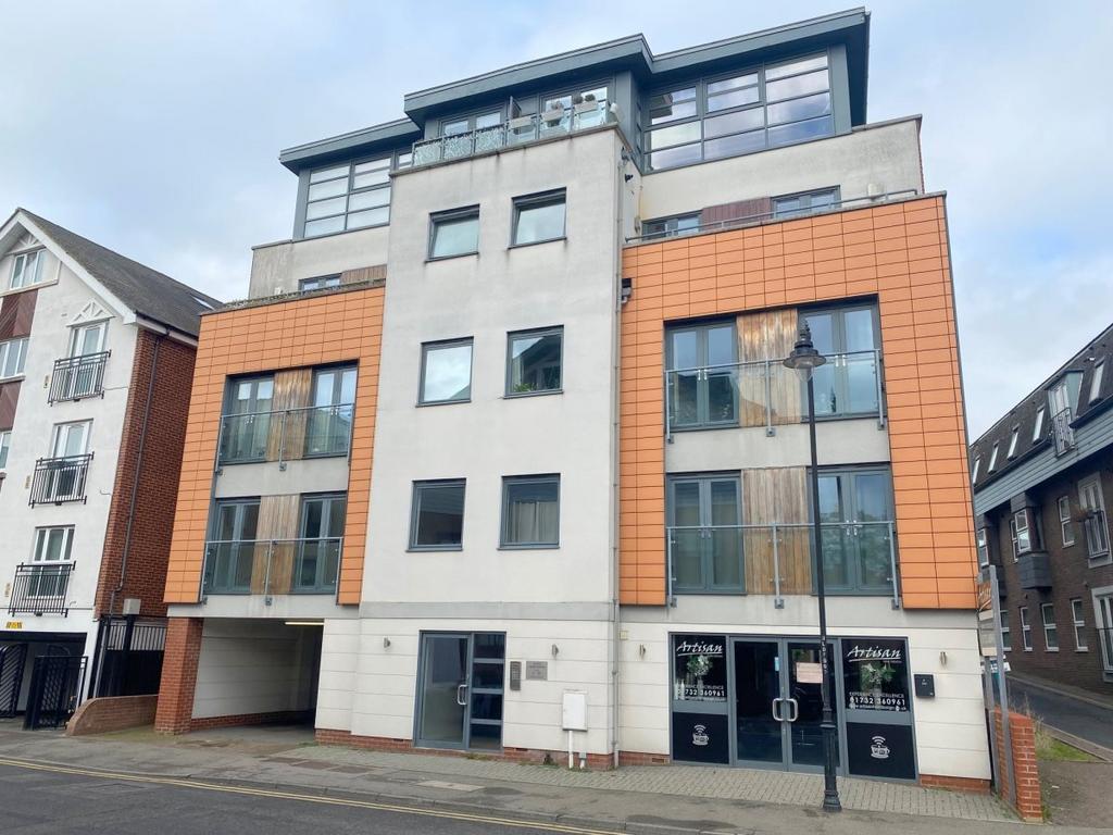 Lyons Crescent, Tonbridge 1 bed flat £950 pcm (£219 pw)