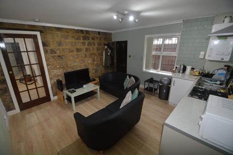 2 bedroom house to rent, Otley Road, Leeds LS16