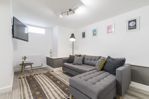 2 bedroom house to rent, Knowle Mount, Leeds LS4
