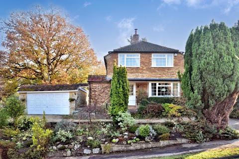 1 Beacon Close, Wrecclesham, Farnham, GU10 4PA