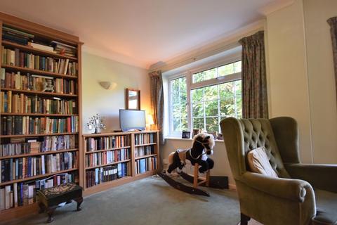 1 Beacon Close, Wrecclesham, Farnham, GU10 4PA