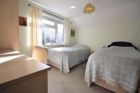 1 Beacon Close, Wrecclesham, Farnham, GU10 4PA