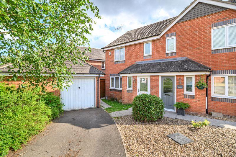 Melford Close, Oakley Vale, Corby 3 bed semidetached house £900 pcm