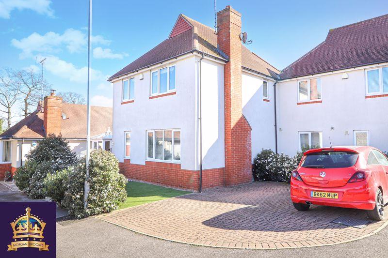 Crescent Place, Hadleigh, Benfleet 3 bed semidetached house £500,000
