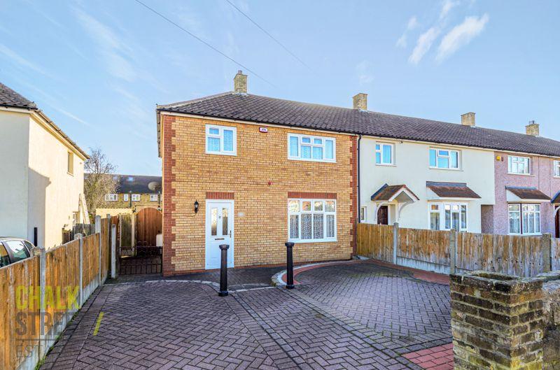 Daventry Road, Harold Hill, Romford, RM3 3 bed end of terrace house £