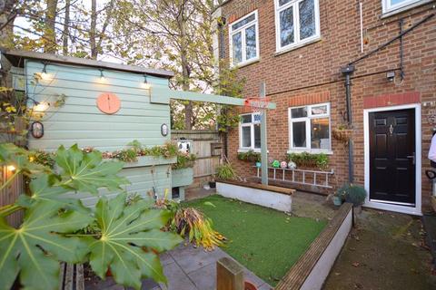2 bedroom maisonette to rent, Courtlands Drive, Watford
