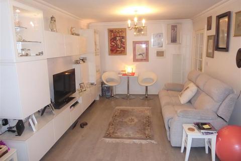 1 bedroom flat for sale - Golden Court, 649 London Road, Isleworth