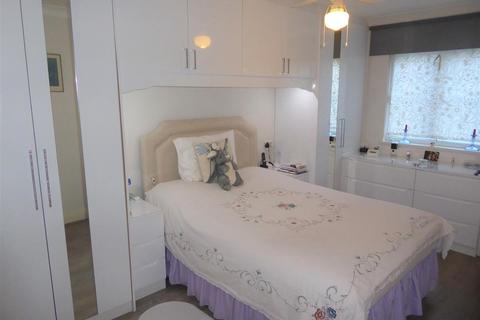 1 bedroom flat for sale - Golden Court, 649 London Road, Isleworth