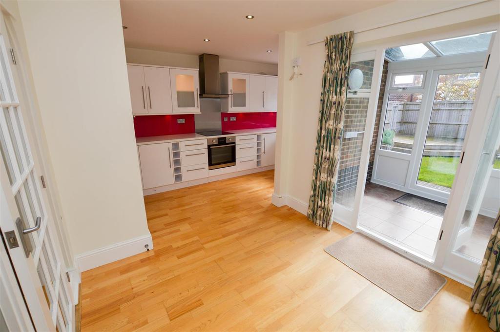6 Tweedsmuir Close 3 bed terraced house £1,300 pcm (£300 pw)