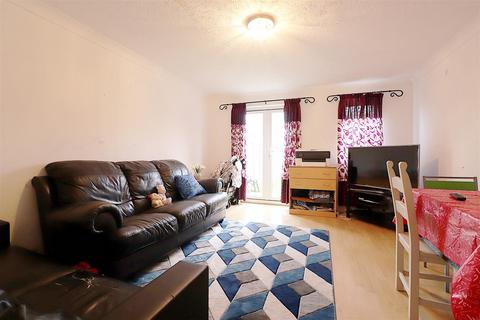 2 Lowry Close, Erith, DA8 1PN