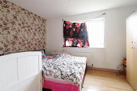 2 Lowry Close, Erith, DA8 1PN