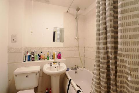 2 Lowry Close, Erith, DA8 1PN