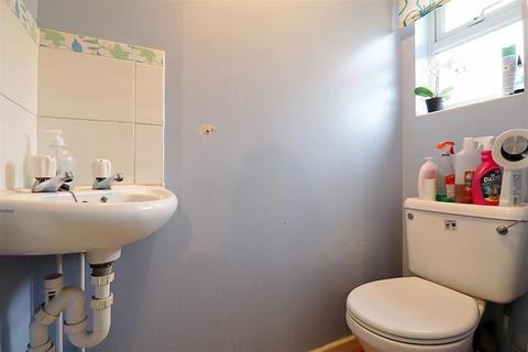 2 Lowry Close, Erith, DA8 1PN