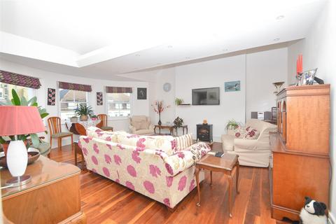 3 bedroom flat for sale - Hartington Place, Eastbourne