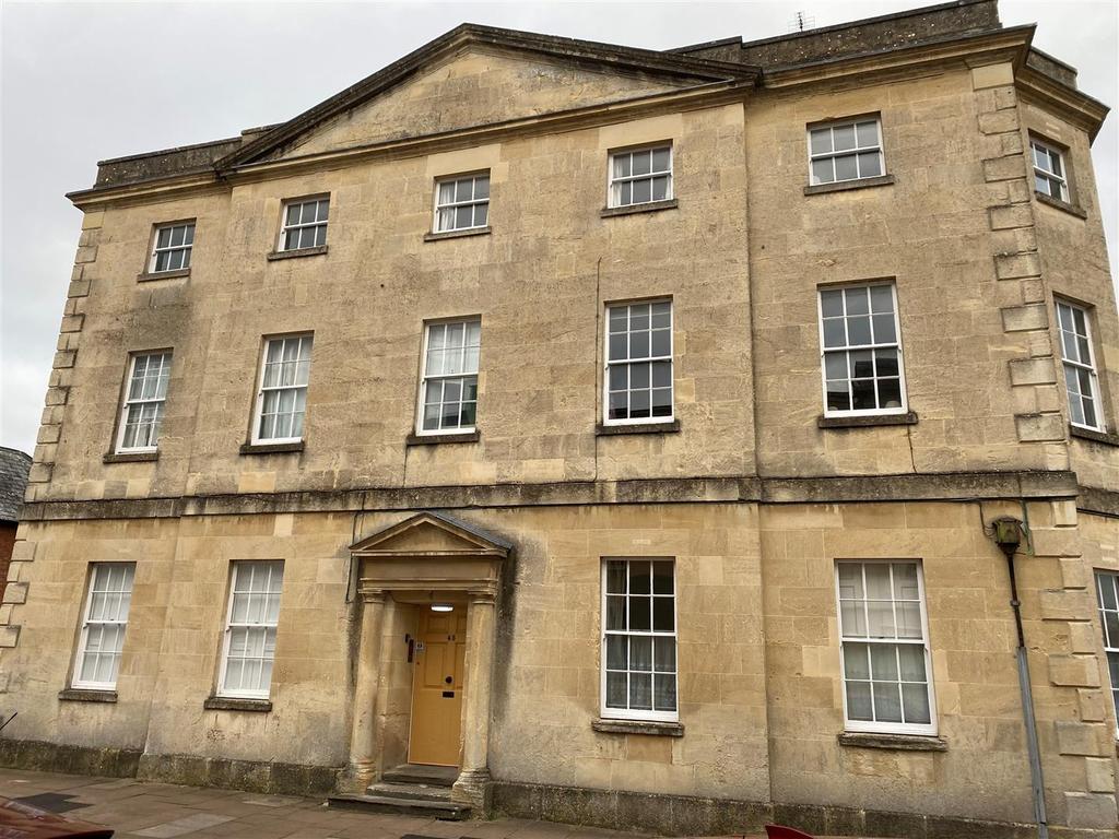 St. Mary Street, Chippenham 2 bed flat £875 pcm (£202 pw)