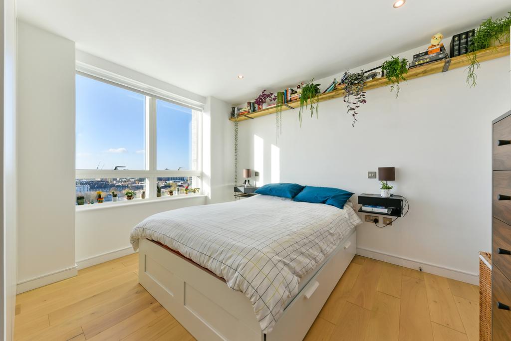 Duval House, SW11 2 bed flat £2,250 pcm (£519 pw)