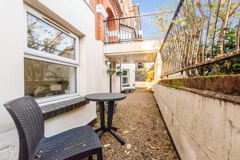 2 bedroom flat to rent, Worple Road, SW19