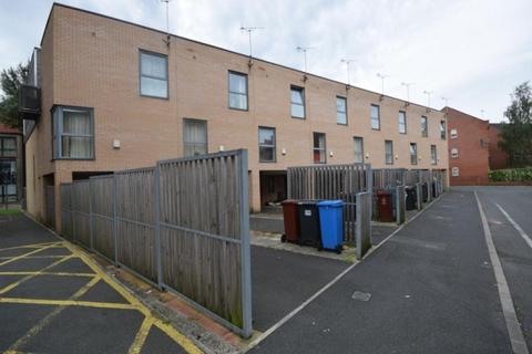 3 bedroom townhouse to rent, Southcombe Walk, Hulme, Manchester. M15 5NX