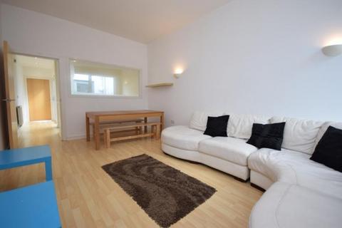 3 bedroom townhouse to rent, Southcombe Walk, Hulme, Manchester. M15 5NX