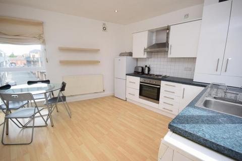 3 bedroom townhouse to rent, Southcombe Walk, Hulme, Manchester. M15 5NX