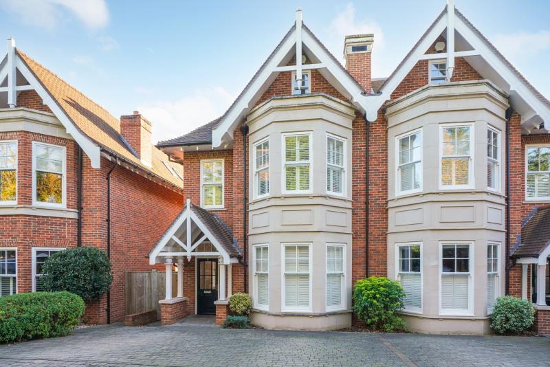 Sycamore Court, Weybridge, Surrey, KT13 9RS 5 bed townhouse £5,500