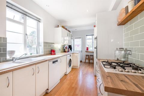 3 bedroom semi-detached house to rent, Woodbury Avenue, Petersfield, GU32