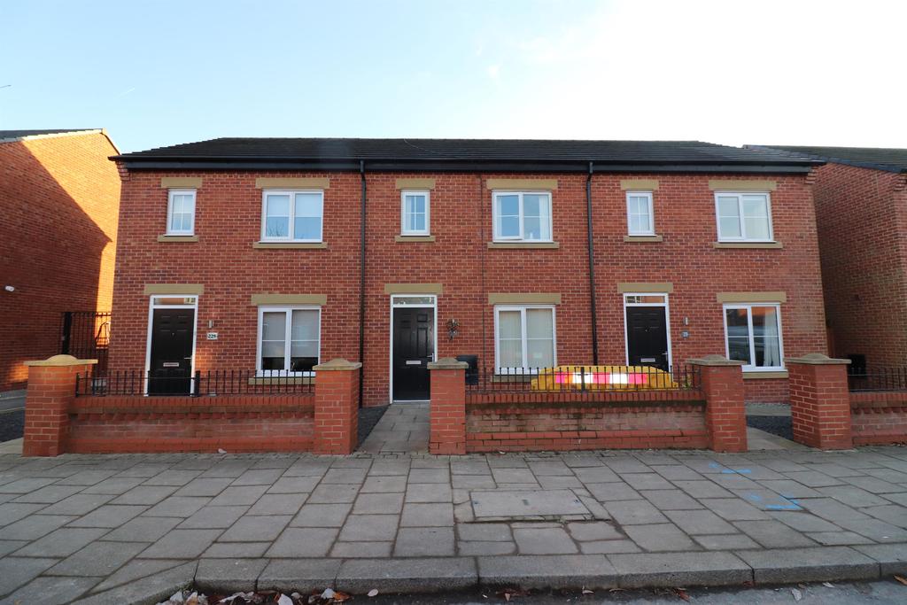 Plank Lane, Leigh, WN7 4BB 3 bed townhouse £750 pcm (£173 pw)