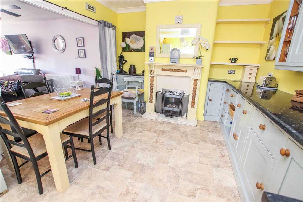 Ruskin Avenue, Lincoln, Lincoln 3 bed semidetached house £260,000