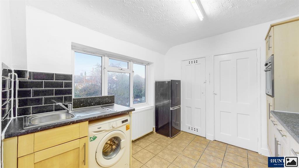 Bentry Road, Dagenham, RM8 1 Bed Flat - £200,000