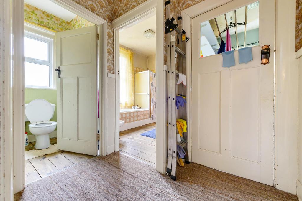 Bathroom suite