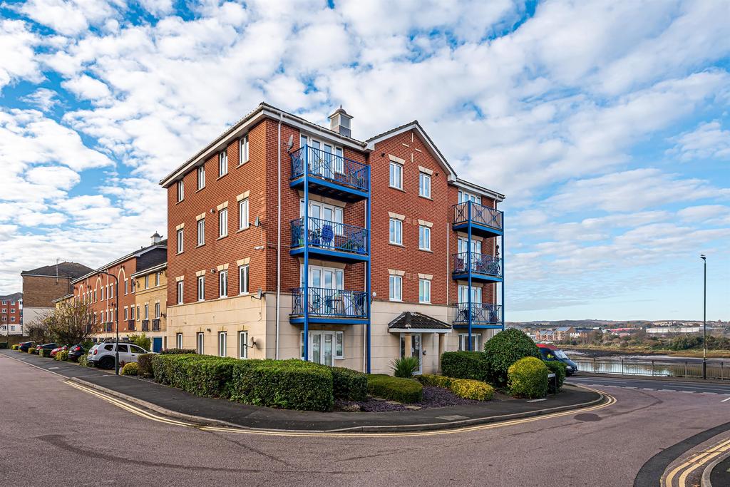 Applecross Close, Rochester 2 bed apartment £255,000