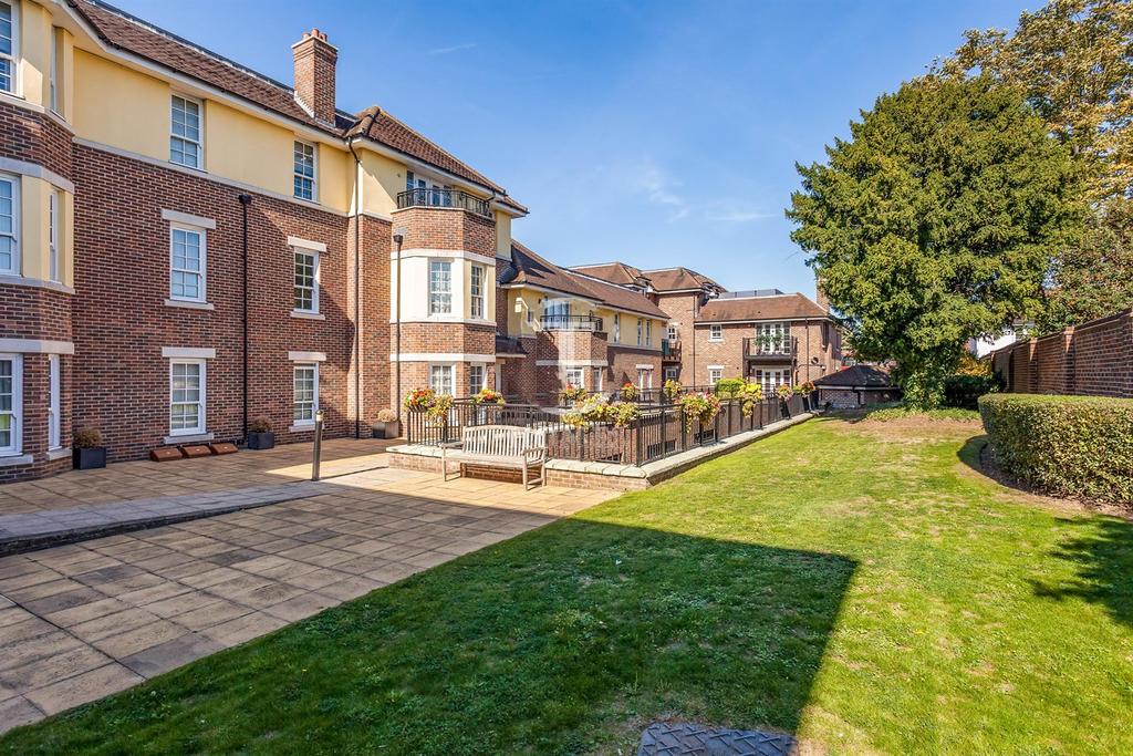 Hampshire Court, Brent Street, Hendon, NW4 2 bed apartment £2,851 pcm