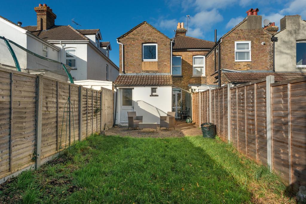 Douglas Road, Maidstone 3 bed semidetached house £1,500 pcm (£346 pw)