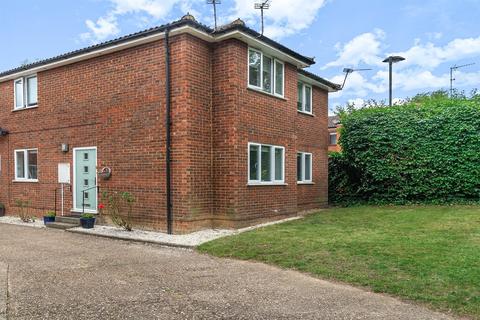 2 bedroom flat to rent, Romney Court