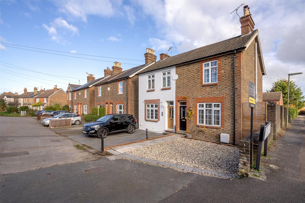 Reigate Road, Hookwood, Horley, RH6 3 bed semidetached house £425,000