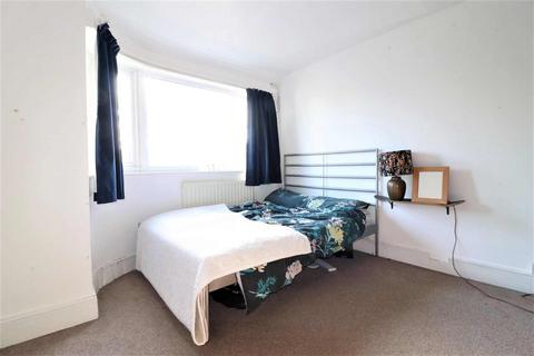 1 bedroom in a flat share to rent, Meadowview Road, London