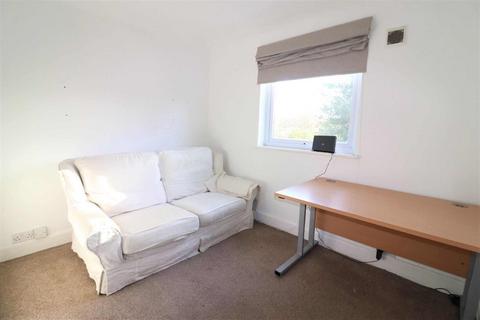 1 bedroom in a flat share to rent, Meadowview Road, London