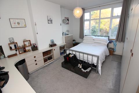 24 Ruskin Drive, Worcester Park, KT4 8LH
