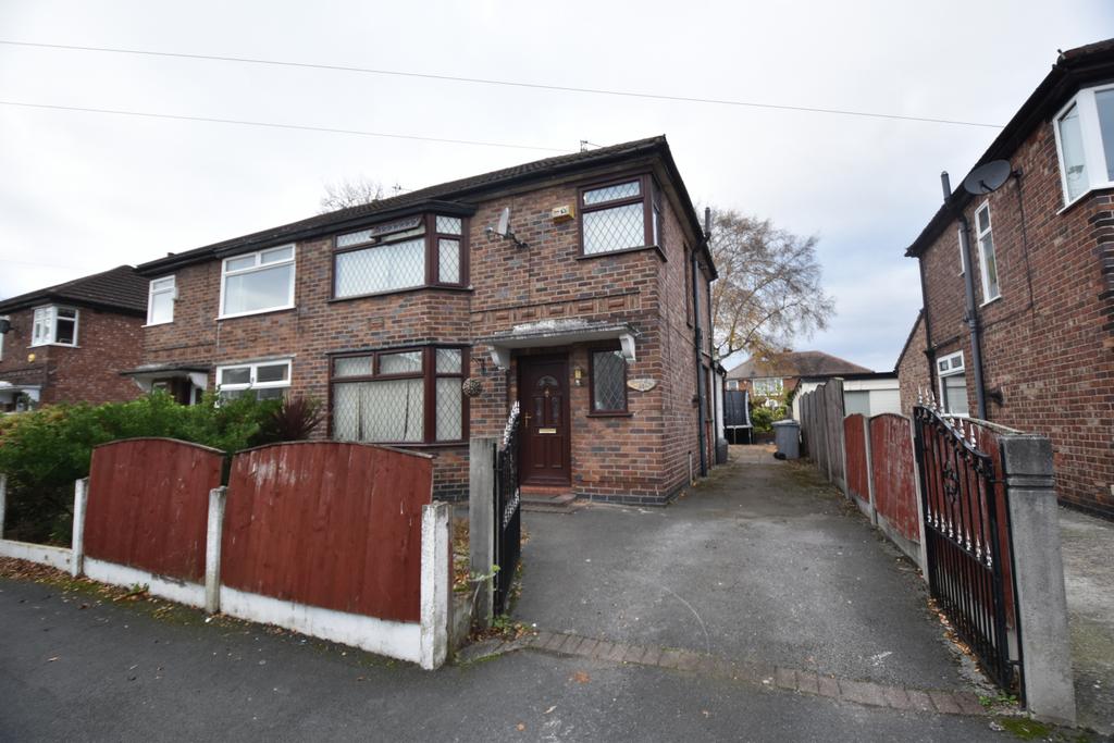 Mount Drive, Urmston, M41 3 bed semidetached house £300,000